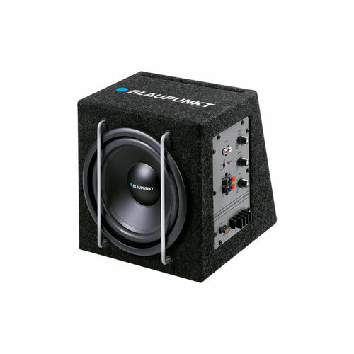El Blaupunkt GTb 8200 A presenta una rejilla de altavoz negra y un panel de control con mandos y puertos, que se muestran sobre un fondo blanco.