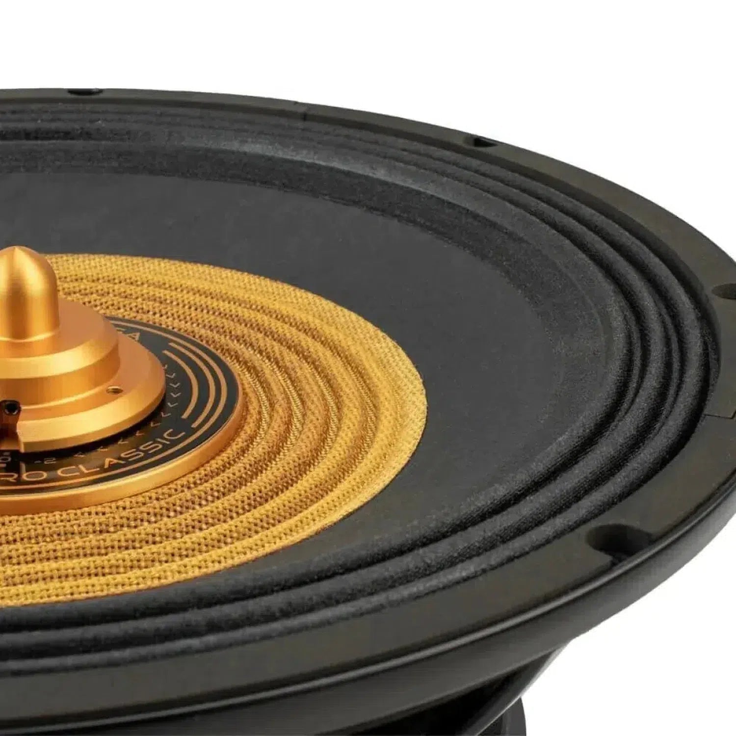 Close-up van een Cerwin Vega Stroker Pro Classic SPCL182-luidsprekerconus in zwart en goud, waarop het gestructureerde oppervlak, het metalen middenstuk en een deel van het ronde frame te zien zijn.