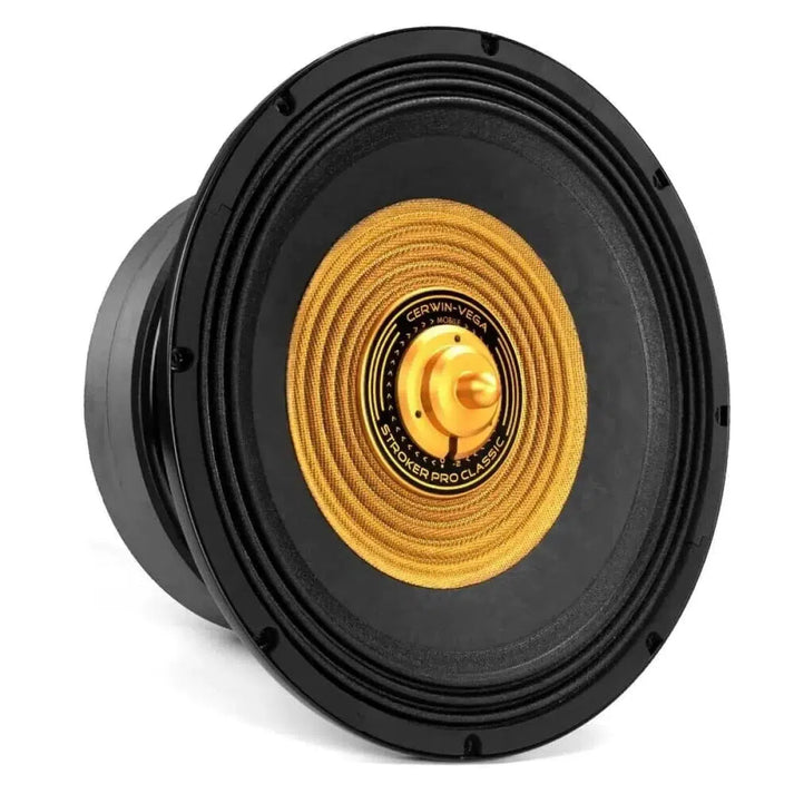 Il subwoofer Cerwin Vega Stroker Pro Classic SPCL182 da 18 è caratterizzato da una struttura nera, un cono dorato e una potenza di 1600 W RMS; è raffigurato angolato su sfondo bianco.