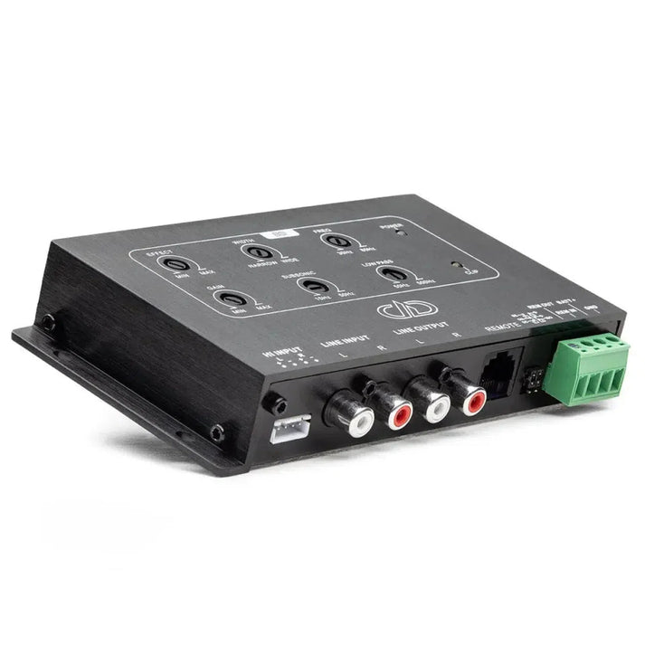Il DD Audio BSI è un adattatore elettronico High-Low di colore nero dotato di manopole multiple, ingressi RCA, una morsettiera verde e porte di linea/alimentazione etichettate.