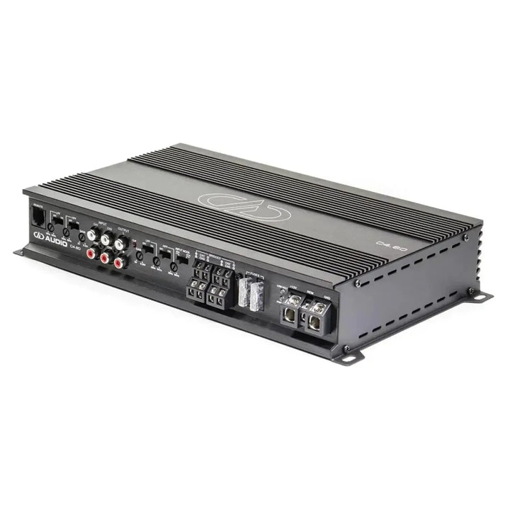 Lenregistreur DD Audio C4.60 est un enregistreur 4 canaux de couleur noire avec plusieurs entrées et sorties, des inscriptions et un logo en haut sur le fond bleu.