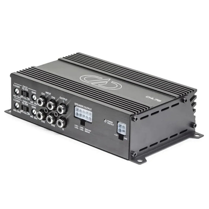 El DD Audio D4.75 es un amplificador negro de 4 canales con conectores etiquetados, parte superior con rejilla disipadora de calor y minichasis, que se muestra sobre fondo blanco.