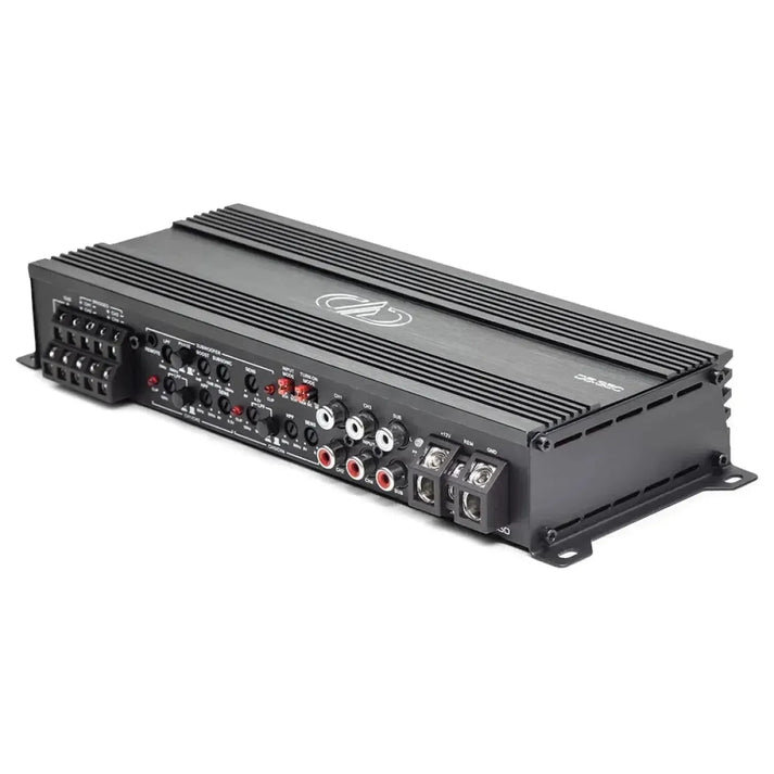Il DD Audio D5.350 è un amplificatore a 5 canali nero della D-Serie con porte multiple, manopole di controllo e un involucro metallico a coste per la dissipazione del calore del subwoofer.