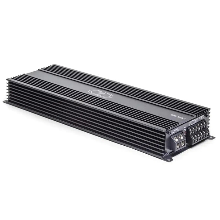 Il DD Audio D6.500 è un amplificatore audio per auto a 6 canali di colore nero, rettangolare, con alette di ventilazione e porte multiple su unestremità, su sfondo bianco.