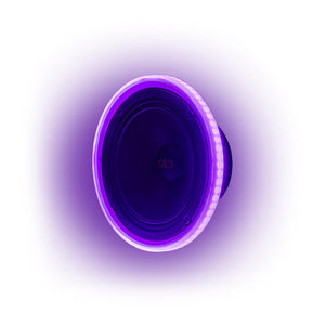 Il diffusore DD Audio LED RGB Light Ring da 6,5″ si illumina di viola, su uno sfondo bianco con una morbida aura viola.