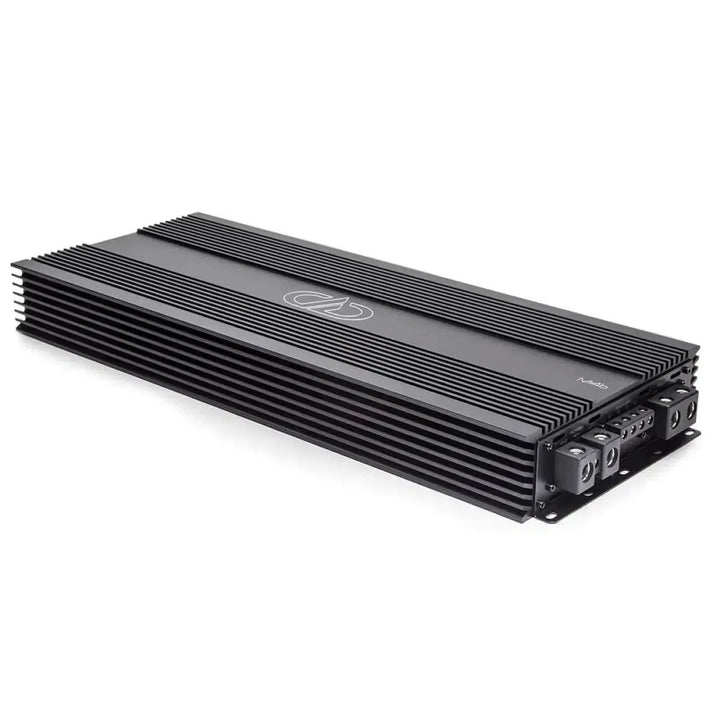 Il DD Audio M4B è un Verstärker nero rettangolare a 1 canale con lati a coste, logo centrale e porte di ingresso/uscita su unestremità.