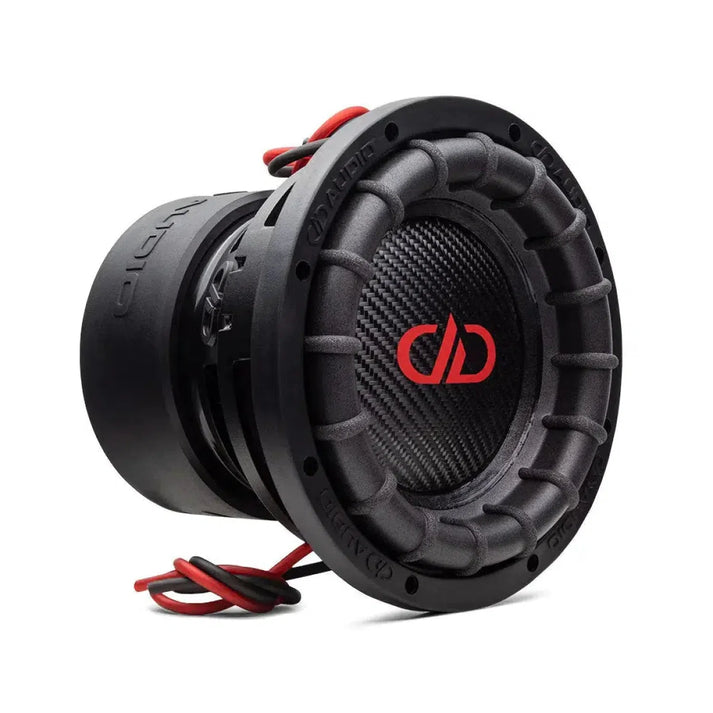 Le DD Audio Power Tuned 2508F ESP est un subwoofer noir avec un cône texturé, un logo central rouge/blanc, un câblage rouge et noir et une puissance de 800 W RMS.