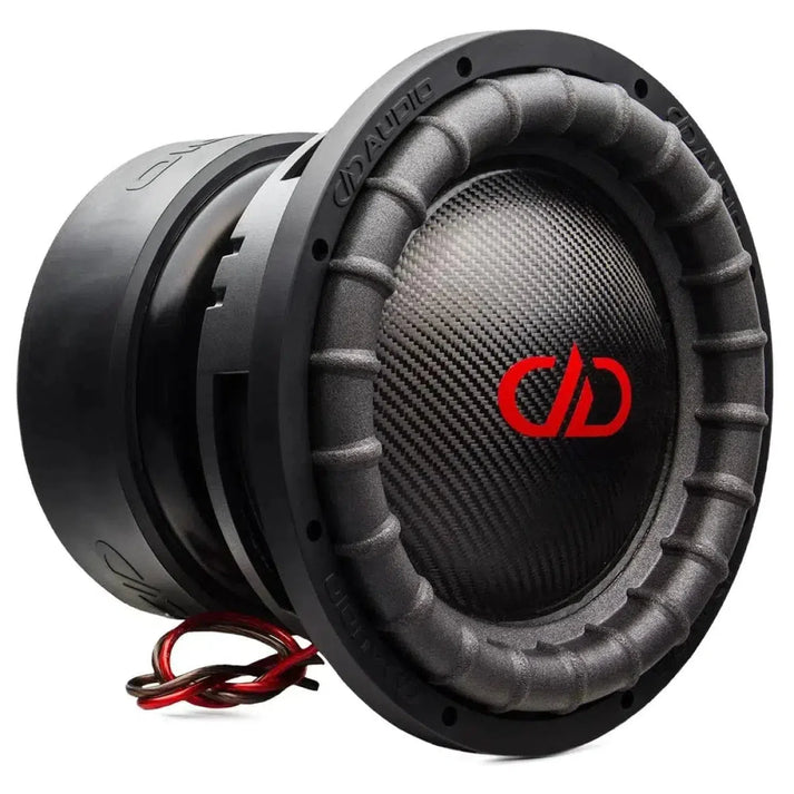Un subwoofer DD Audio Power Tuned 9915b ESP da 15 con cono in fibra di carbonio, logo centrale rosso, bordo in gomma spessa e cavi rossi/neri.