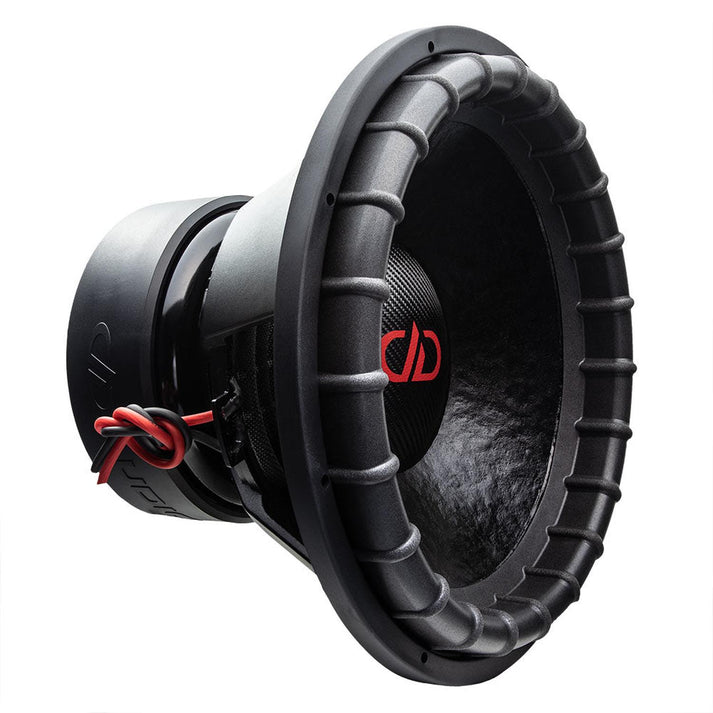 Il DD Audio Power Tuned 9918b ESP è un grande subwoofer nero da 18 con un bordo in gomma spessa, cablaggio rosso e una potenza di 2500 W RMS.