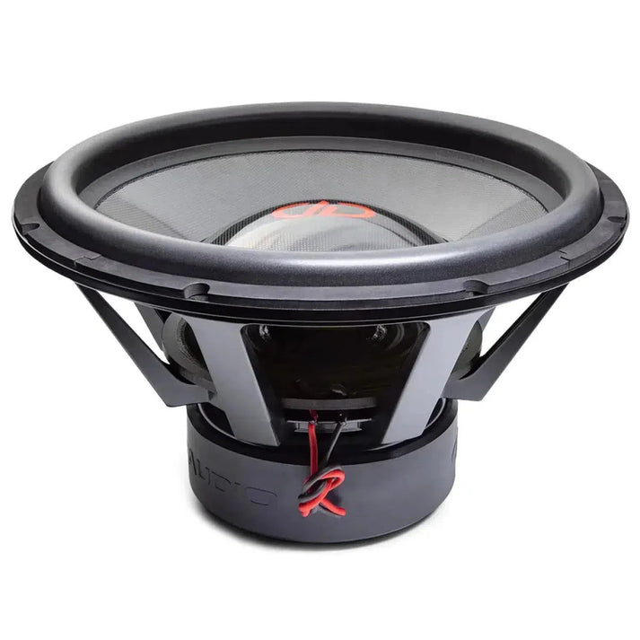 Il DD Audio Power Tuned 9921b è un grande subwoofer nero e argento da 21 con cablaggio a vista, una bobina rossa visibile e un forte sistema di magneti in ferrite.