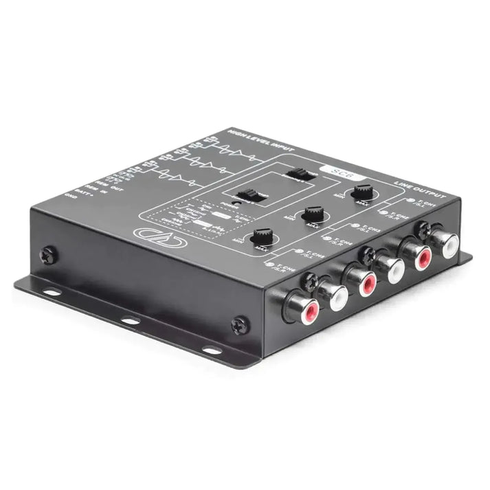 Il DD Audio SC6 è un adattatore High-Low nero per audio per auto con manopole di regolazione, interruttori e 4 connettori RCA, dotato di Eingänge differenziell-symmetrische.