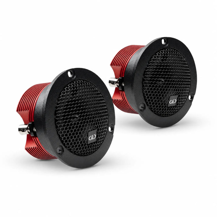 Deux enceintes rondes DD Audio VO-B1a avec Titanmembran, grilles noires en nid dabeille et dos métallique rouge sont présentées côte à côte sur un fond blanc.