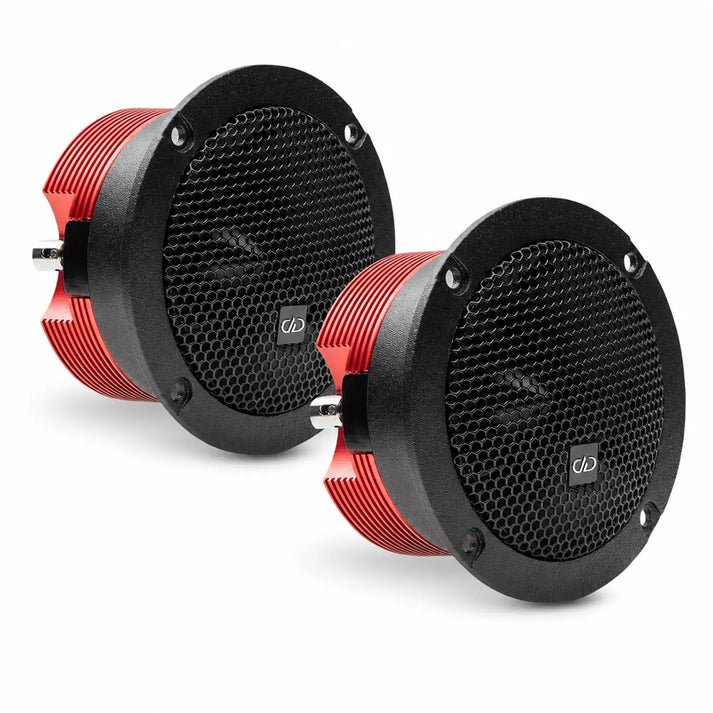 Due diffusori audio per auto DD Audio VO-B2a con griglie a nido dape e tweeter a tromba, neri e rossi, affiancati su sfondo bianco.