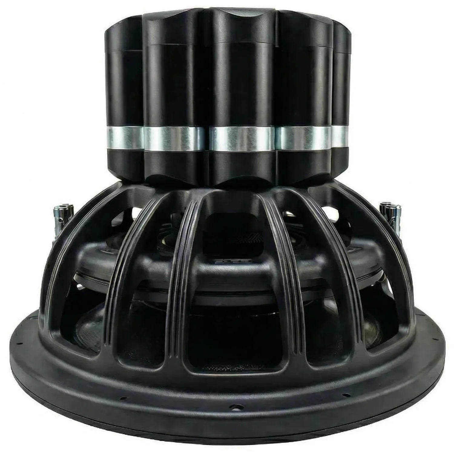Un primer plano del subwoofer Deaf Bonce Apocalypse DB-7.5K NEO de 15 muestra sus soportes metálicos traseros, el imán de neodimio y la base circular.