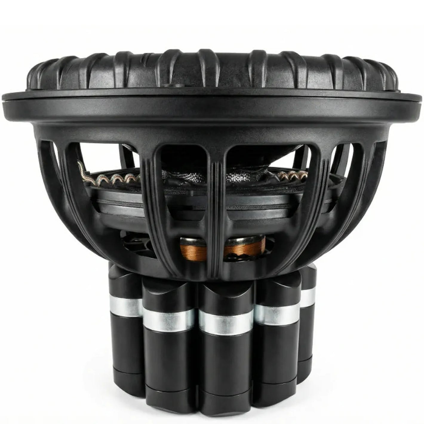 Una vista laterale ravvicinata del subwoofer Deaf Bonce Apocalypse DB-7.5K NEO da 15, che mostra il magnete al neodimio, laudace design industriale nero e le bobine in metallo e rame a vista.