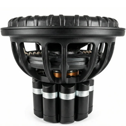 Vista lateral en primer plano del subwoofer de 15 Deaf Bonce Apocalypse DB-7.5K NEO, que muestra su imán de neodimio, su atrevido diseño industrial en negro y sus bobinas de metal y cobre a la vista.