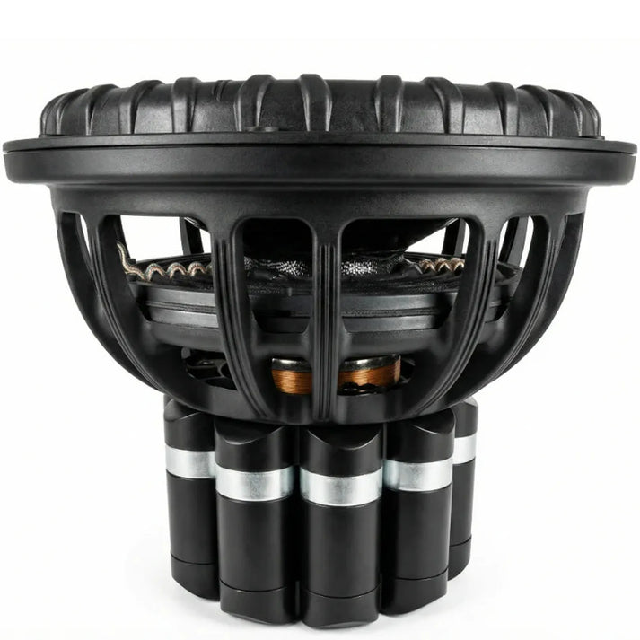 Vista lateral en primer plano del subwoofer de 15 Deaf Bonce Apocalypse DB-7.5K NEO, que muestra su imán de neodimio, su atrevido diseño industrial en negro y sus bobinas de metal y cobre a la vista.