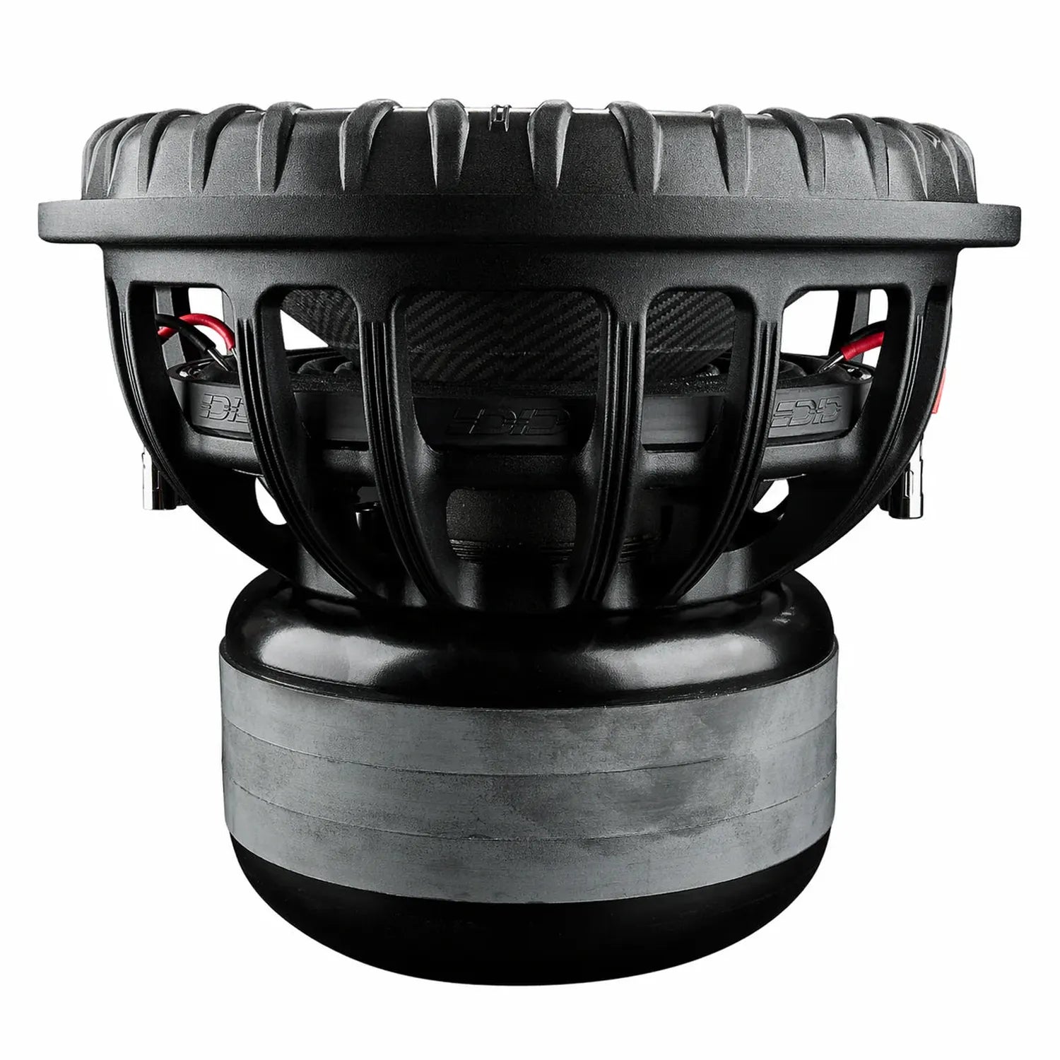 Un primer plano del subwoofer Deaf Bonce Apocalypse DВ-5.5K de 15 con el cableado visible y un imán de 5500W RMS, fotografiado sobre un fondo blanco.