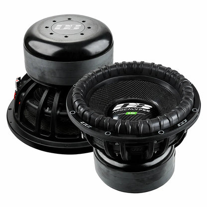 Dos grandes subwoofers Deaf Bonce Apocalypse DВ-5.5K de 15 con conos texturizados, bordes reforzados y una potencia RMS de 5500W que se muestran delante y detrás.