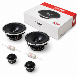 Ensemble Vibe Audio CVEN62C-V4 avec deux grands haut-parleurs, deux petits tweeters, des condensateurs et un boîtier Vibe OE CVC4 blanc/rouge en arrière-plan.
