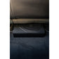 Edge Car Audio EDBX10A-E0 è un subwoofer ultrapiatto nero da 10 Zoll installato sotto un sedile dellauto su moquette scura.