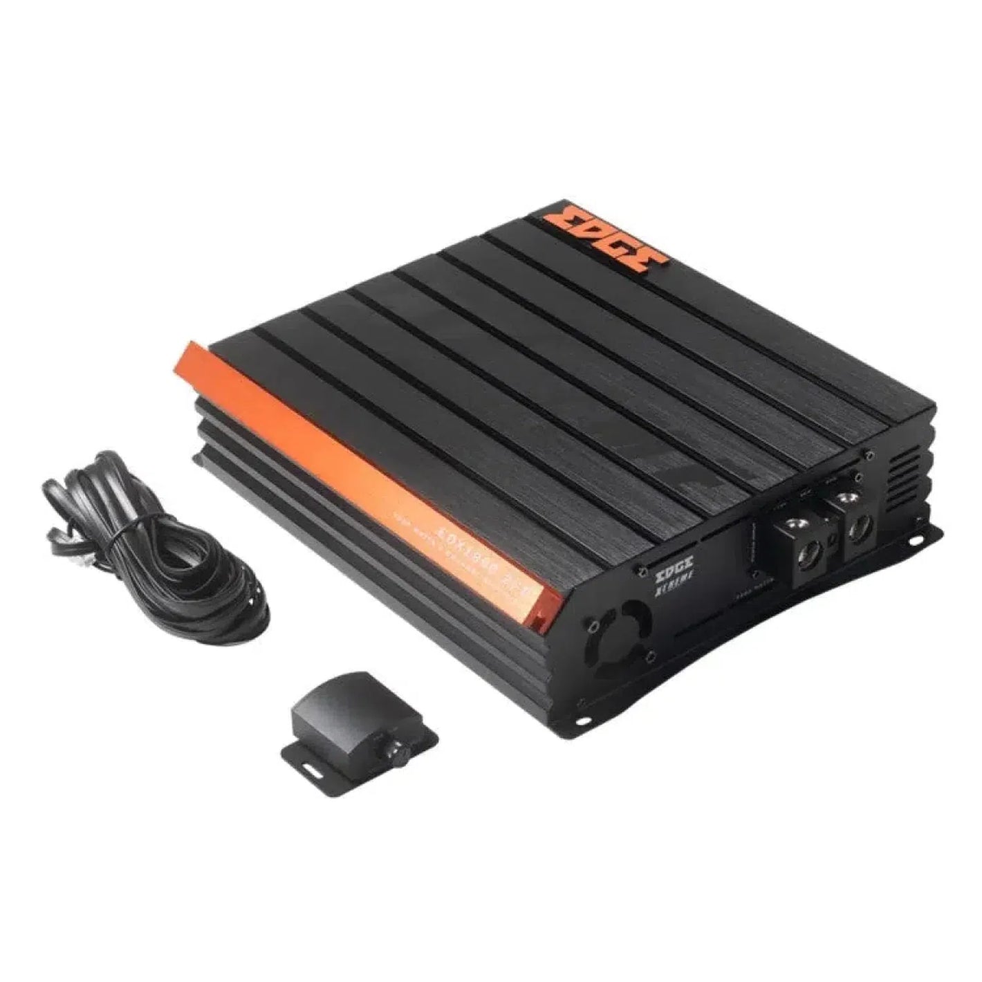 Le Xtreme EDX1800.2FD-E0 de Edge Car Audio est un amplificateur 2 canaux noir et orange avec un câble spiralé et un petit accessoire noir sur fond blanc.