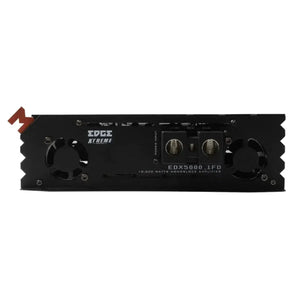 Le Edge Car Audio Xtreme EDX5000.1FD-E0 est un amplificateur monobloc de classe D avec des évents, des grilles de ventilation et des bornes visibles sur un côté.