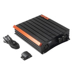 LEdge Car Audio Xtreme EDX5000.1FD-E0, un ampli noir et orange avec des ailettes de refroidissement, est présenté avec un câble spiralé et une petite télécommande à côté.