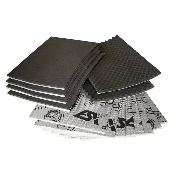 LESX QDK-1 Quantum Door Kit 1 comprende pannelli di Akustikschaum nero, due schiume di cassa duovo e Aluminium-Butyl-Matten su una superficie bianca.