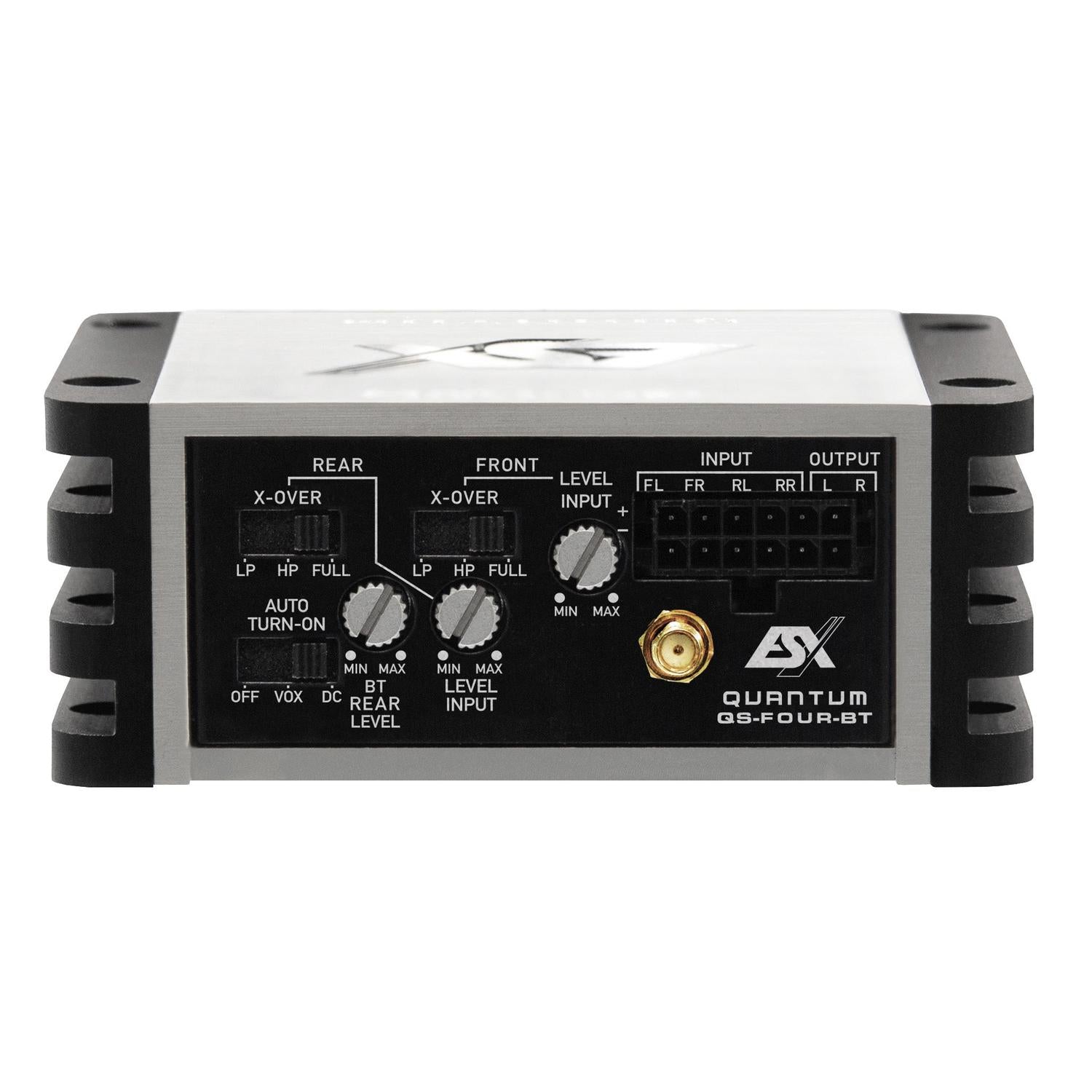 Gros plan sur un panneau de commande ESX QS-FOUR-BT comprenant des commutateurs, des boutons, des ports dentrée/sortie et un récepteur Bluetooth.