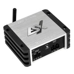 LESX QS-FOUR-BT est un amplificateur DSP compact à 4 canaux, de couleur argentée, doté dailettes latérales noires, dune antenne et de plusieurs ports dentrée/sortie en façade.