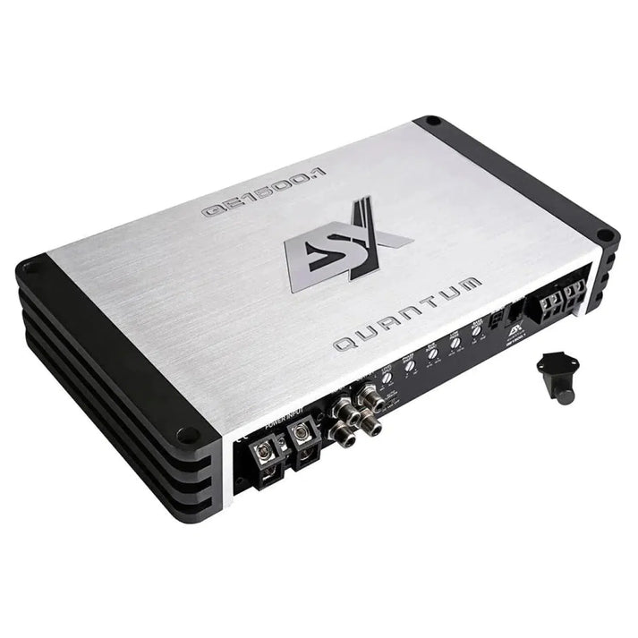 El ESX Quantum QE1500.1 es un amplificador de coche de 1500W RMS Mono Clase D con múltiples puertos de entrada/salida y mandos de control.