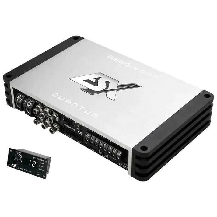 LESX Quantum QE80.4DSP è un amplificatore audio per auto di colore argento e nero con tecnologia di Classe D, porte I/O multiple e un pannello di controllo digitale compatto.