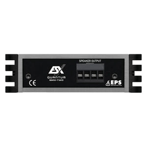 Vue de face du mini-amplificateur ESX Quantum QMX-TWO à 2 canaux de classe D, avec certification EPS, marquage CE, étiquette indiquant la puissance de sortie des haut-parleurs et façade noire rehaussée de touches métalliques.