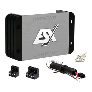 Mini-amplificateur rectangulaire ESX Quantum QMX-TWO de classe D, argenté et noir, présenté avec ses évents, son câblage, ses vis, un petit composant et sa conception compacte.