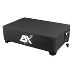 Una caja negra rectangular ESX QX10BXA Aktiv-Subwoofer con un logotipo ESX blanco, panel de control y enchufe de alimentación en el lado derecho.