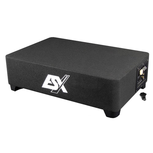 Una caja negra rectangular ESX QX10BXA Aktiv-Subwoofer con un logotipo ESX blanco, panel de control y enchufe de alimentación en el lado derecho.
