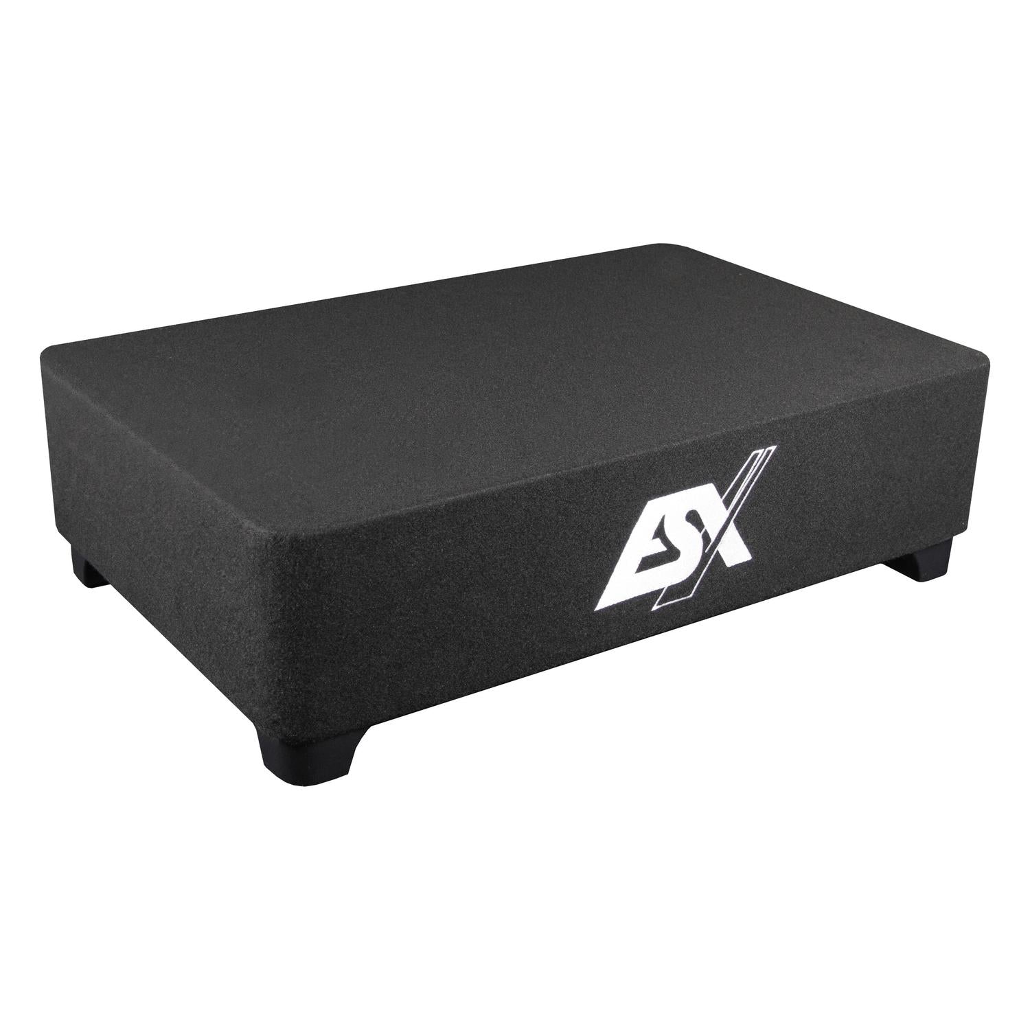 La ESX QX12BXA es una plataforma escalonada rectangular de color negro con patas cortas y el logotipo SX en blanco, inspirada en el diseño de los subwoofers Aktiv-Gehäuses.