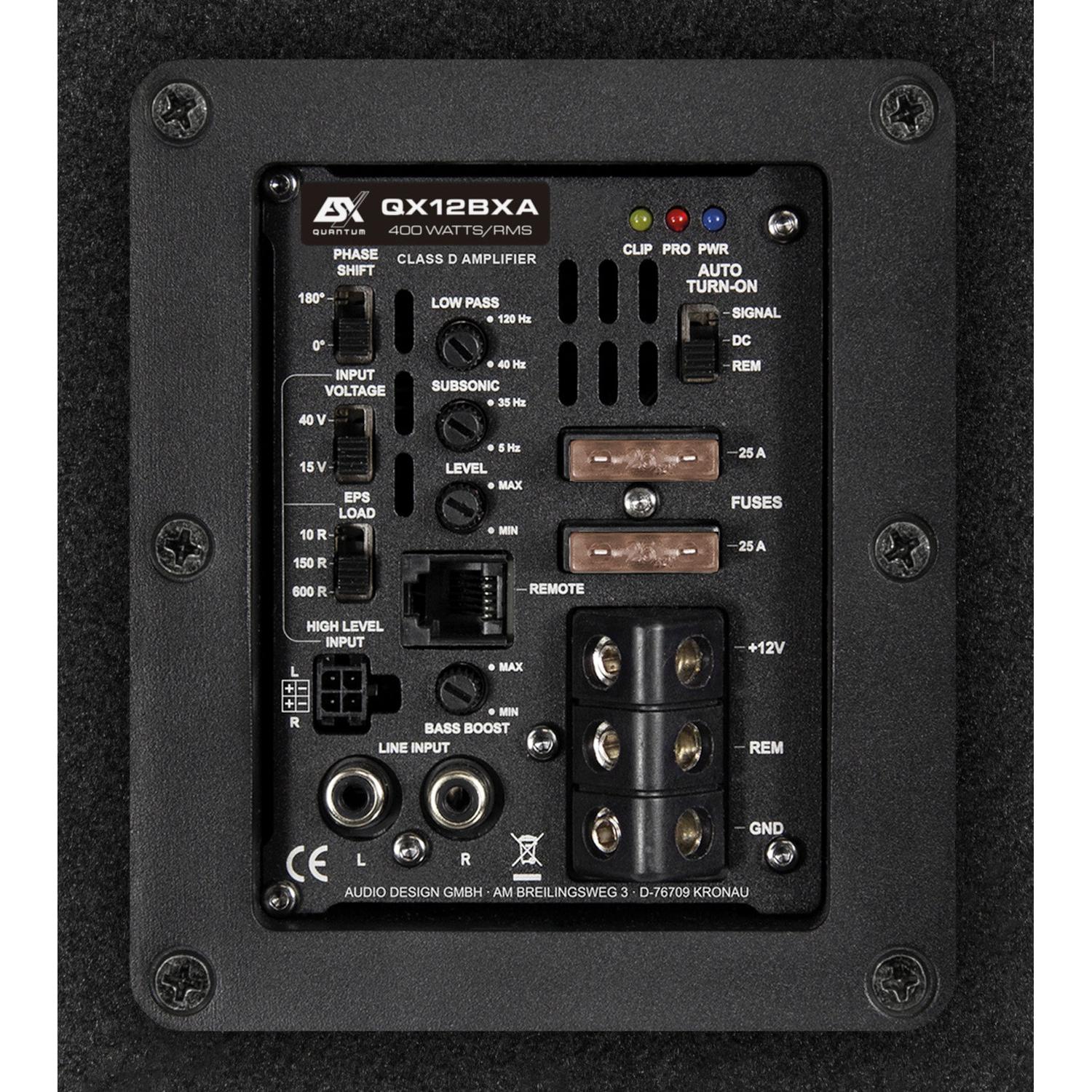 Primer plano del panel del amplificador ESX QX12BXA Clase D para un subwoofer de 12, mostrando los puertos de entrada/salida, los mandos etiquetados, los botones, las luces y los fusibles.