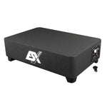 El ESX QX12BXA es un subwoofer activo negro rectangular con patas cortas, un logotipo ESX en el lateral y un panel de entrada a la derecha.