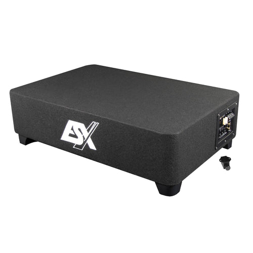 El ESX QX12BXA es un subwoofer activo negro rectangular con patas cortas, un logotipo ESX en el lateral y un panel de entrada a la derecha.