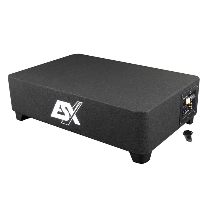 De ESX QX12BXA is een rechthoekige zwarte actieve subwoofer met korte pootjes, een ESX logo op de zijkant en een invoerpaneel aan de rechterkant.