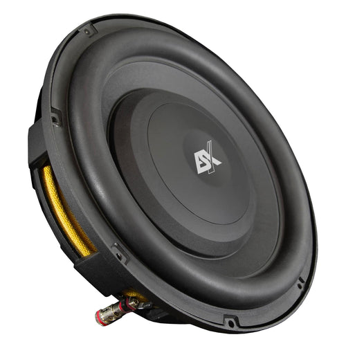 El ESX QXP104 es un subwoofer negro con una salida de 500 W, bobina amarilla visible y logotipo central, que se muestra en ángulo sobre un fondo blanco.