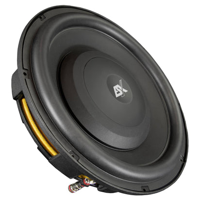 LESX QXP124 è un subwoofer piatto da 12 pollici di colore nero con un logo centrale, mostrato in posizione angolata per evidenziare la forma rotonda e il bordo dettagliato.