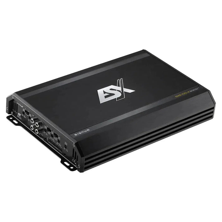 LESX Signum SXE100.4 è un amplificatore audio per auto a 4 canali di colore nero con accenti argentati, etichetta EX sulla parte superiore e porte multiple di ingresso e controllo su un lato.