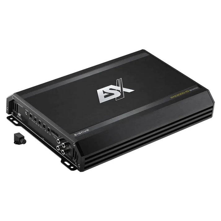 Lamplificatore audio a 1 canale ESX Signum SXE2000.1D nero presenta manopole di controllo e porte di ingresso/uscita, su sfondo bianco.
