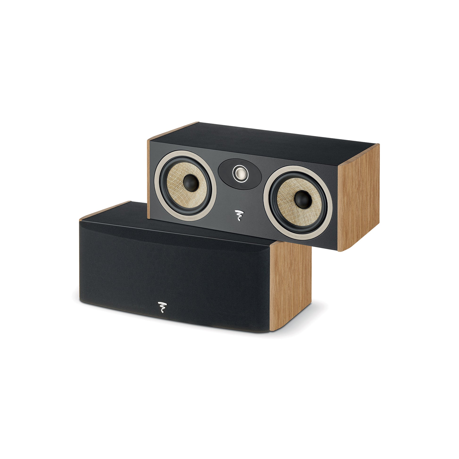 Zwei elegante Focal ARIA EVO X CENTER-Lautsprecher: einer mit freiliegenden Treibern und Hochtöner, der andere mit schwarzem Gitter auf der Vorderseite.