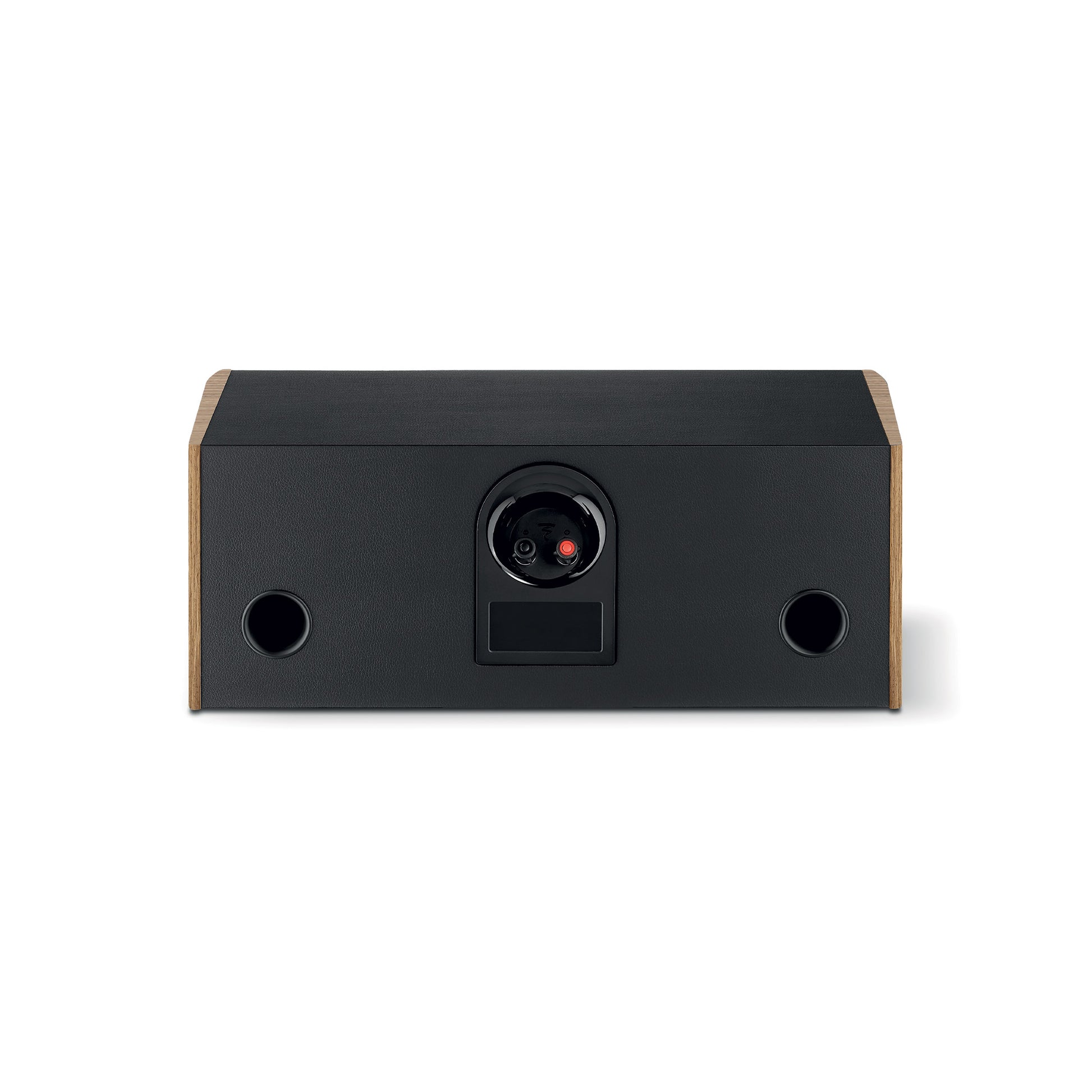 Der Focal ARIA EVO X CENTER ist ein schwarzer, rechteckiger Center-Lautsprecher mit hölzernen Seitenteilen, einer zentralen Öffnung auf der Rückseite und zwei kleineren runden Öffnungen auf der Rückseite.