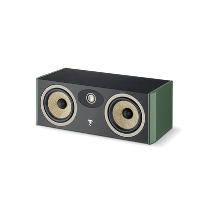 De Focal ARIA EVO X CENTER is een rechthoekige, zwart met groene centerluidspreker met twee woofers en een centrale tweeter, geïnspireerd op het luidsprekerontwerp van Focal.