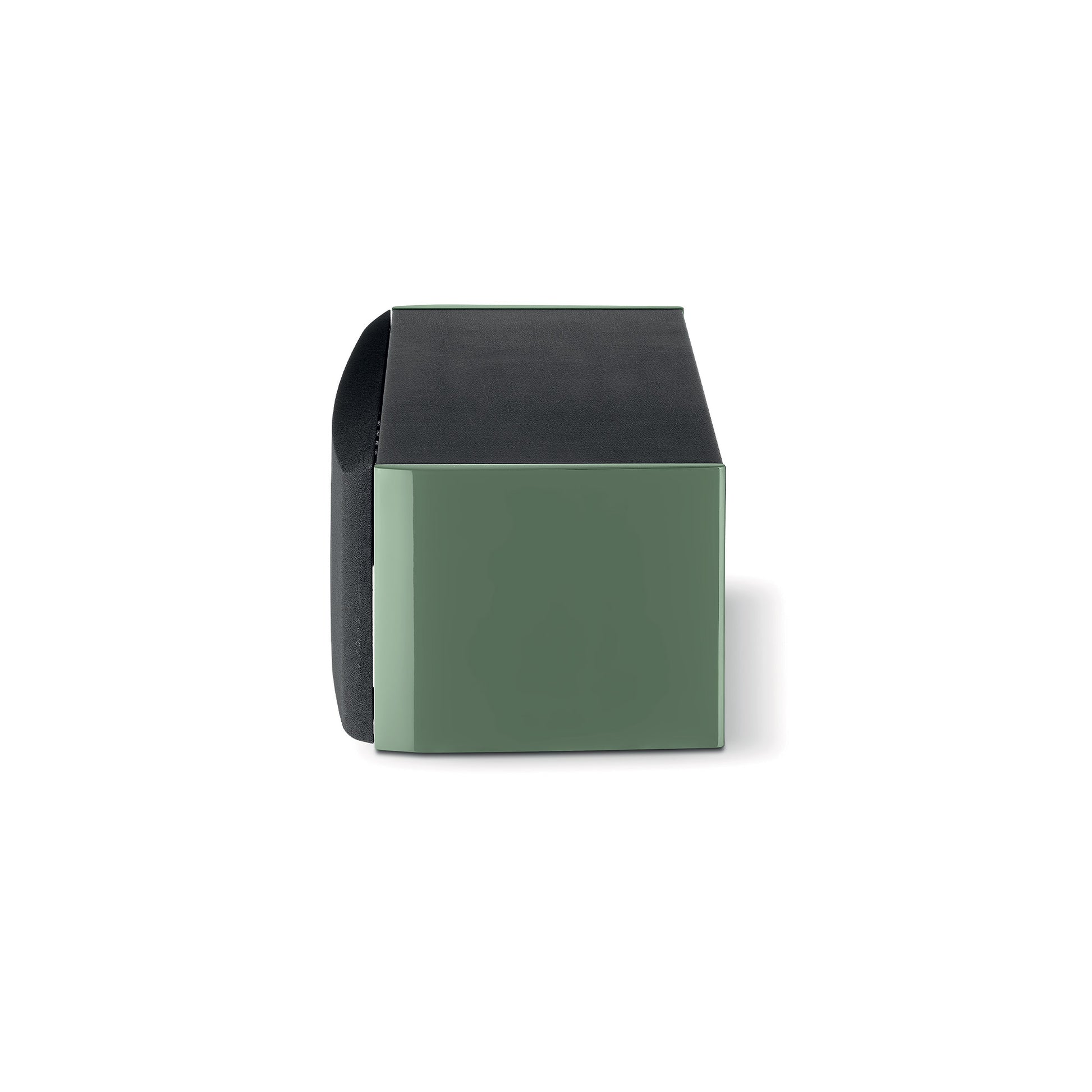Der Focal ARIA EVO X CENTER, ein rechteckiger Lautsprecher mit glatter grüner Front und schwarzen Seiten, wird vor einem weißen Hintergrund gezeigt.